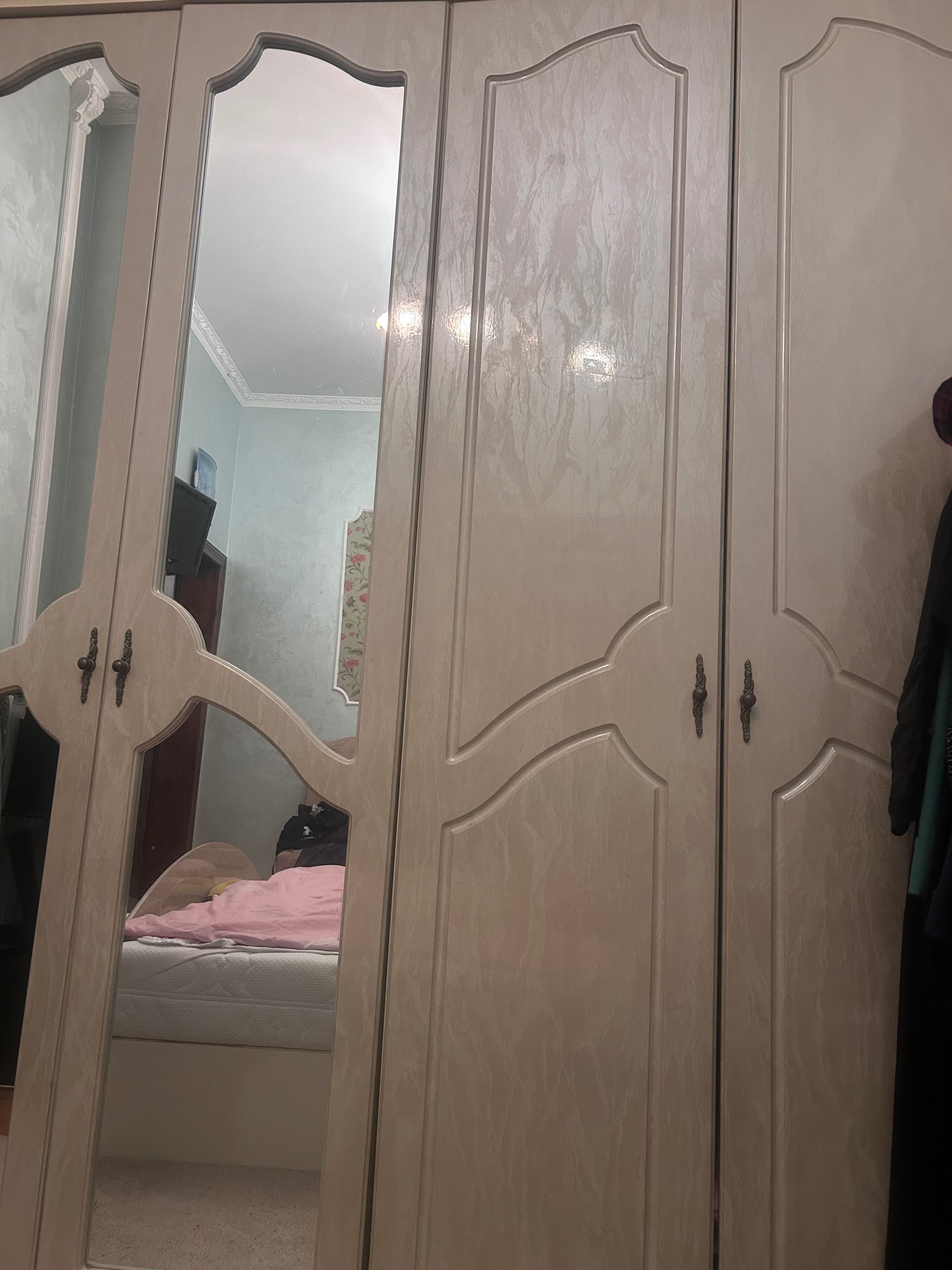 Продажа шкафа в відмінному стані, з дзеркалом, світлий