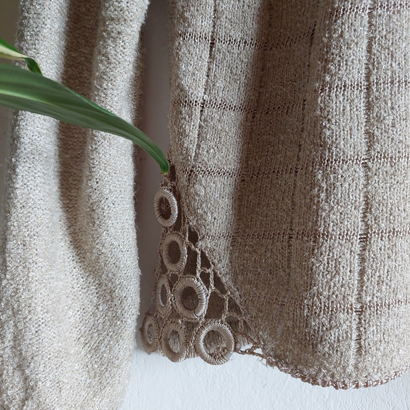 Beżowy sweter że zdobieniami po bokach rozmiar M vintage