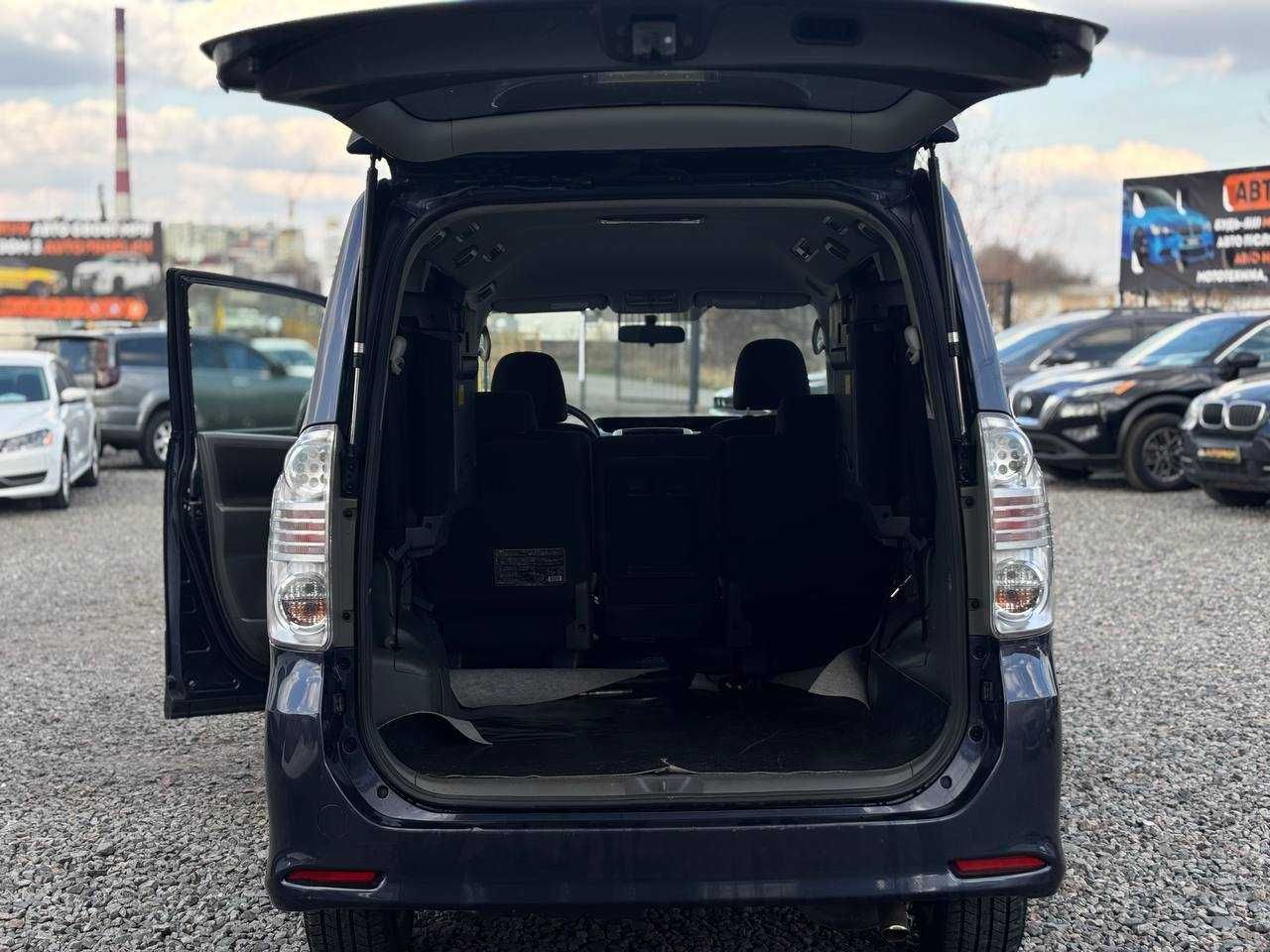 Toyota Voxy 2009 2.0 бензин автомат