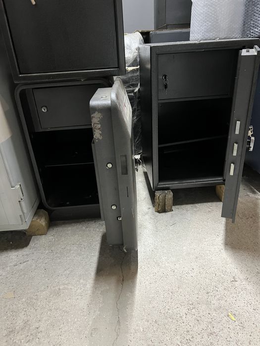 Вогневзломотривкий сейф Safetronics кодовий замок