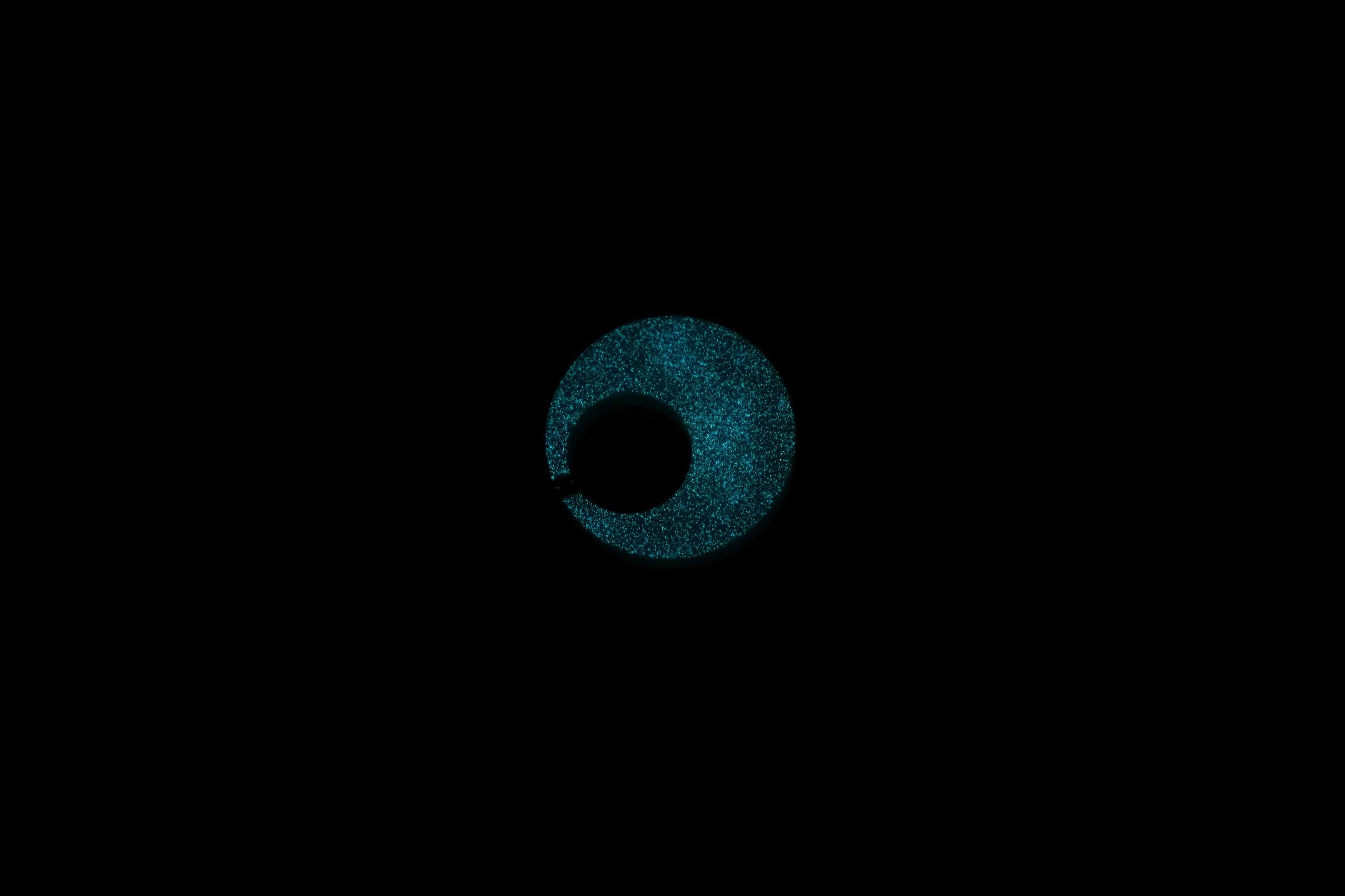 Okrągły, turkusowy wisiorek świecący w ciemności i UV 2,9 cm handmade