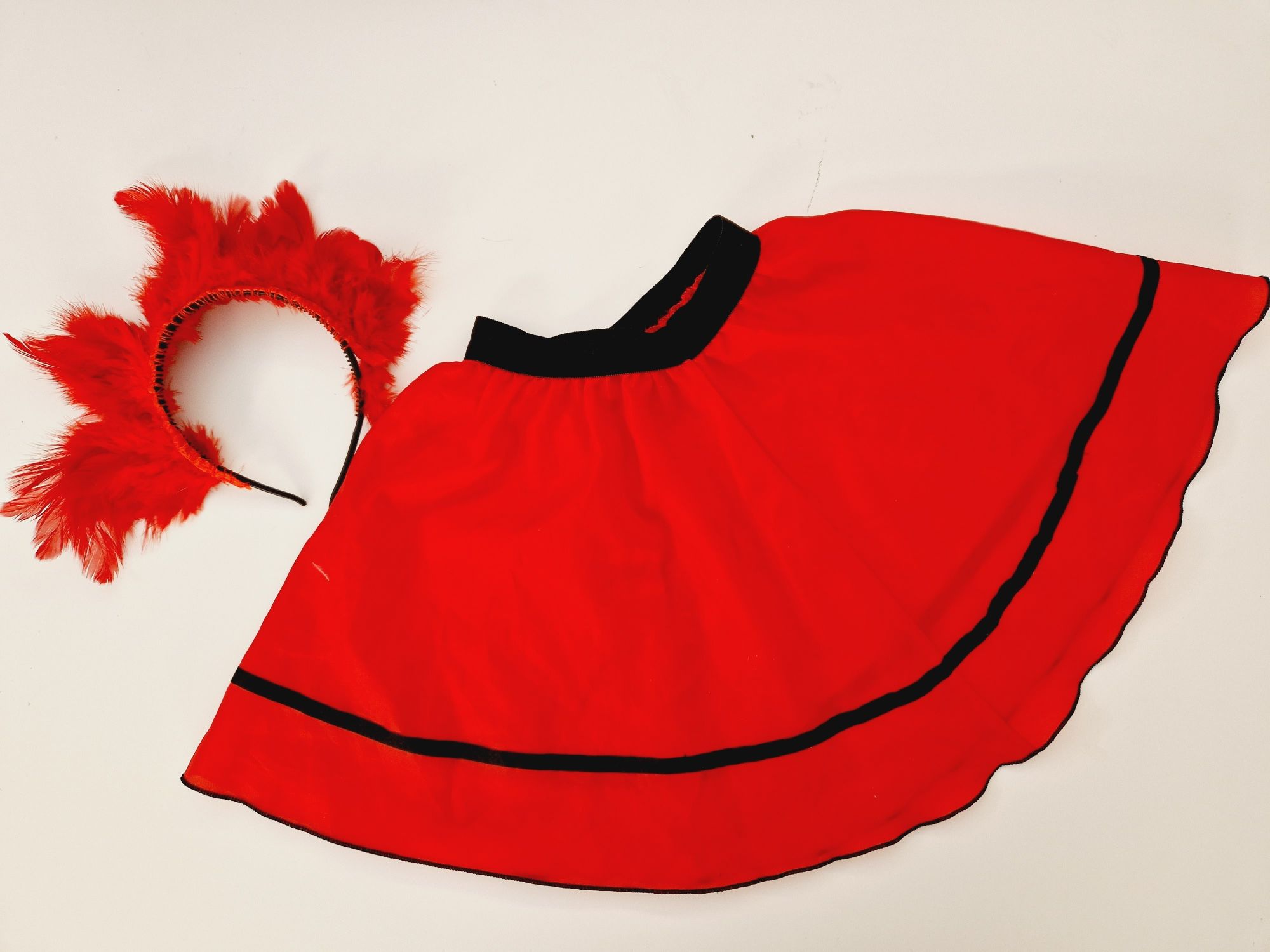 Strój bal karnawalowy przedstawienie czerwona spódniczka opaska z piór
