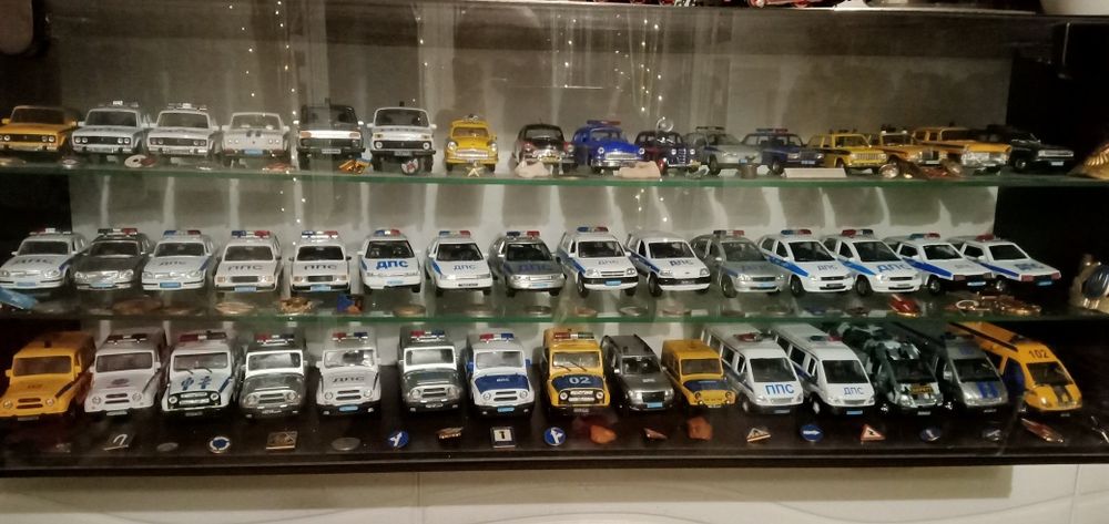 Модельки машин, автобусов,самолётов.поезда