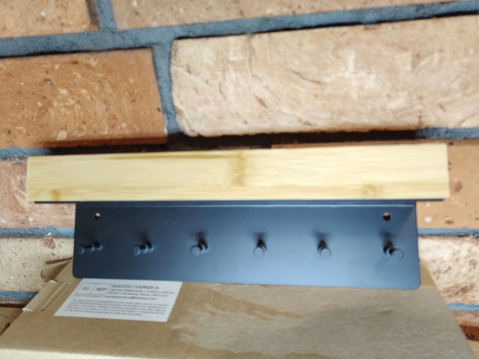 Drewniany uchwyt wieszak  na klucze na ścianę z organizerem na pocztę