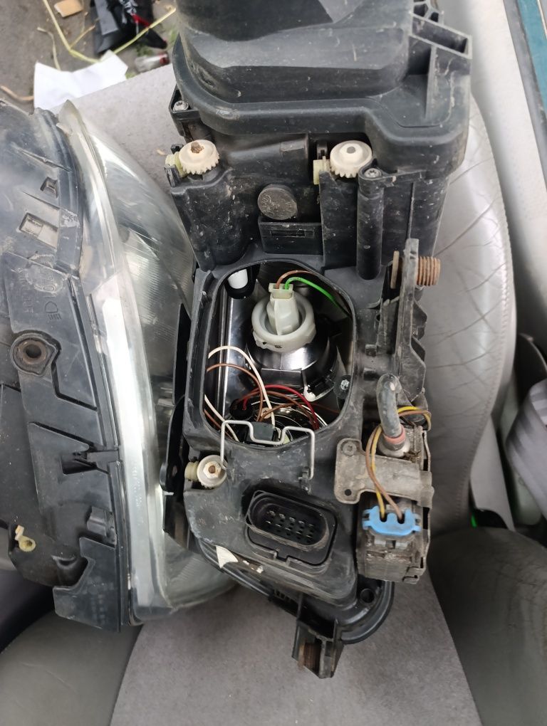 Oryginalne lampy Hella VW Passat B5 FL – komplet lampy przód
