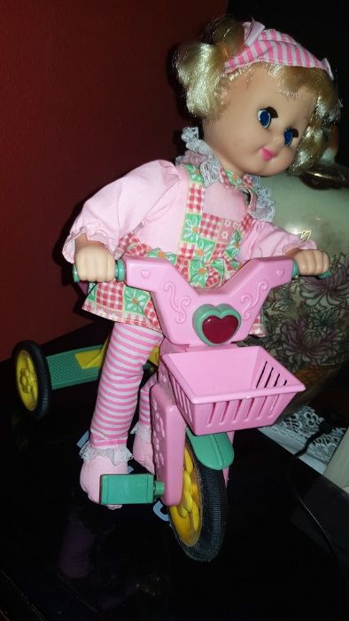 Boneca que anda de bicicleta