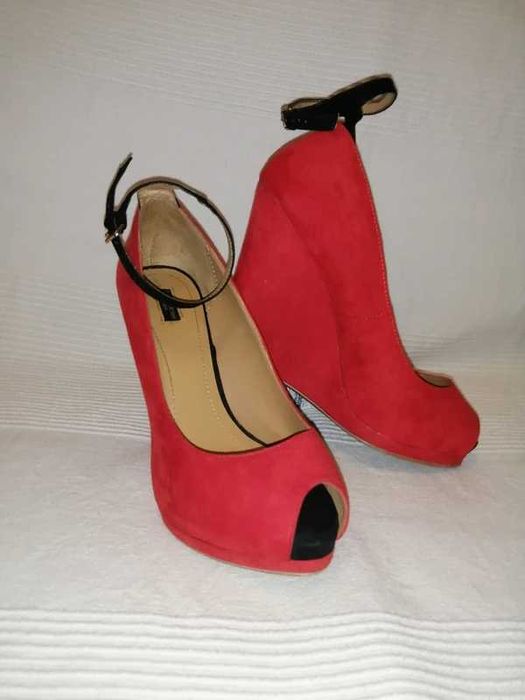 Czerwone koturny Zara