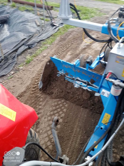 Niwelacja laserowa boisk ogrodów równanie terenu równiarka