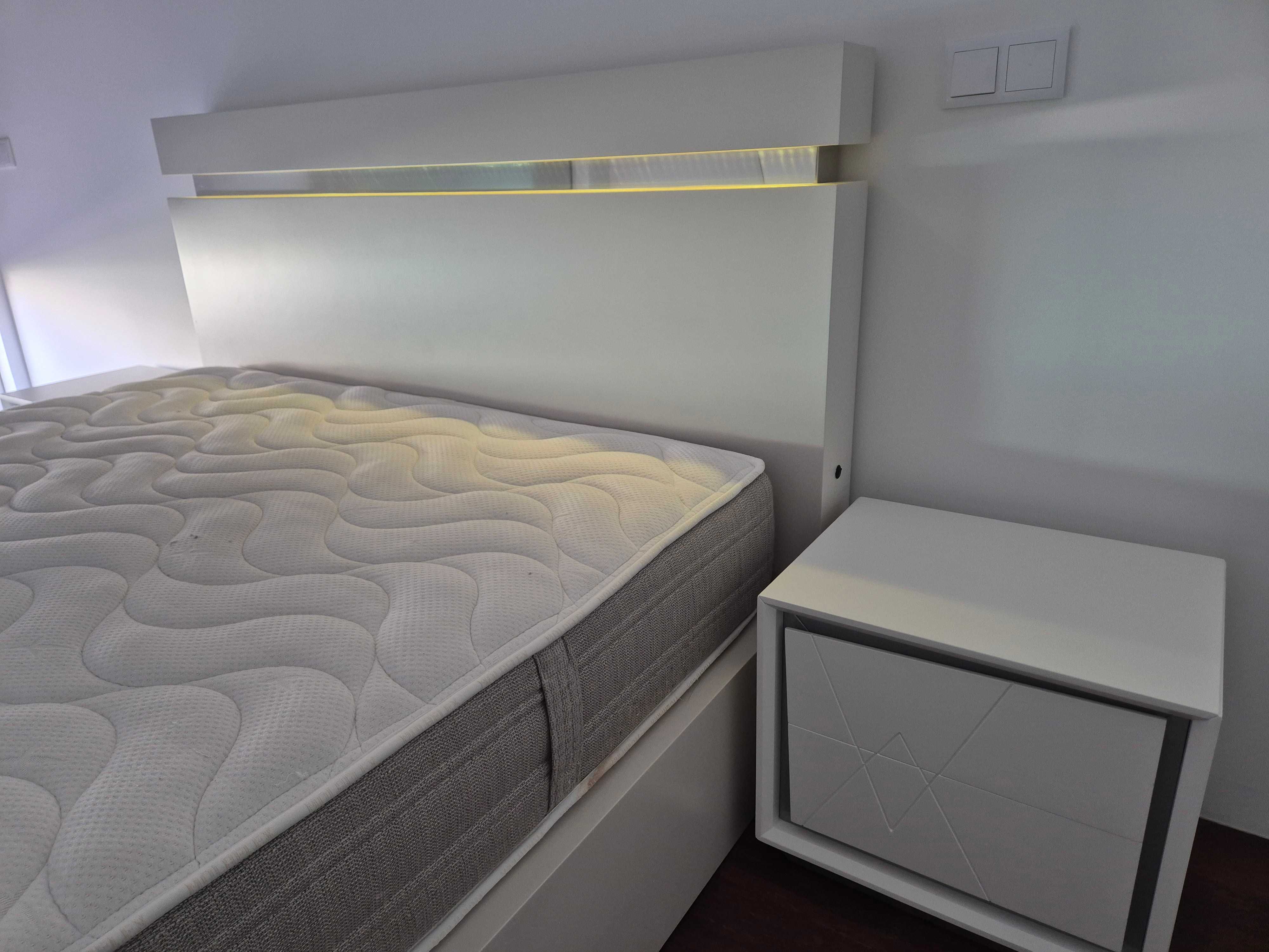Cama King Size e mesas de cabeceira PlateaHome