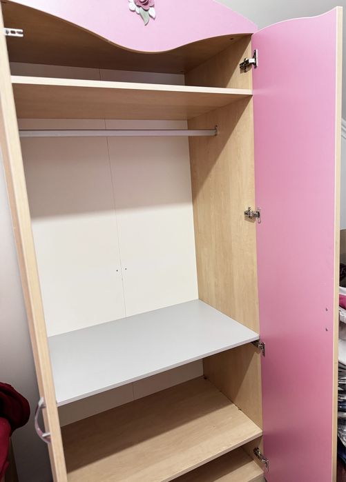 Дитяча спальня для дівчинки, ліжко, стіл, тусмба, шафа, матрац