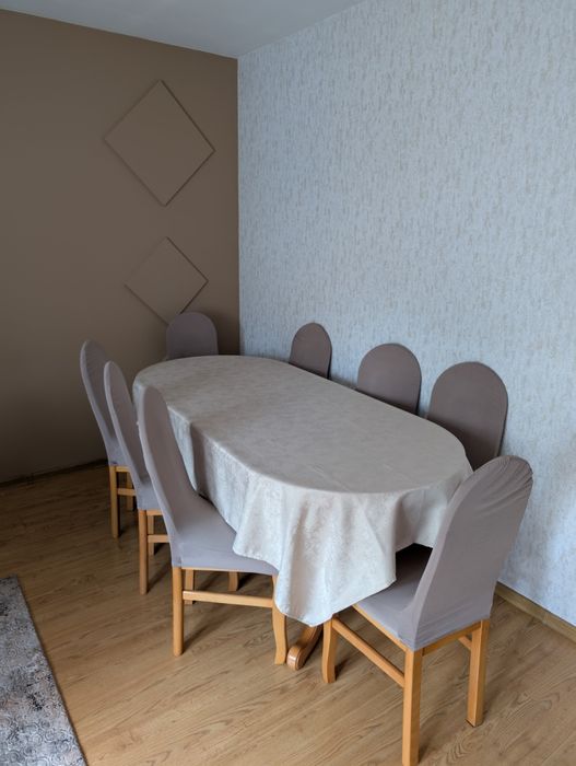 Masywny drewniany rozkładany stół z 8 krzesłami
