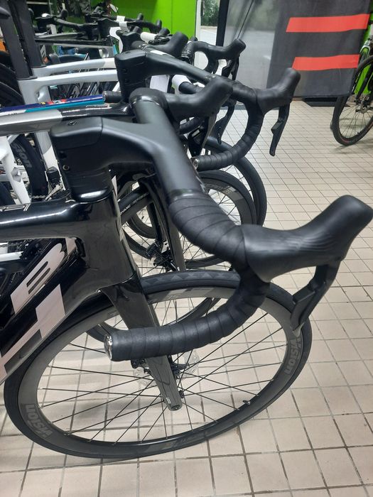Guiador de estrada carbono integrado