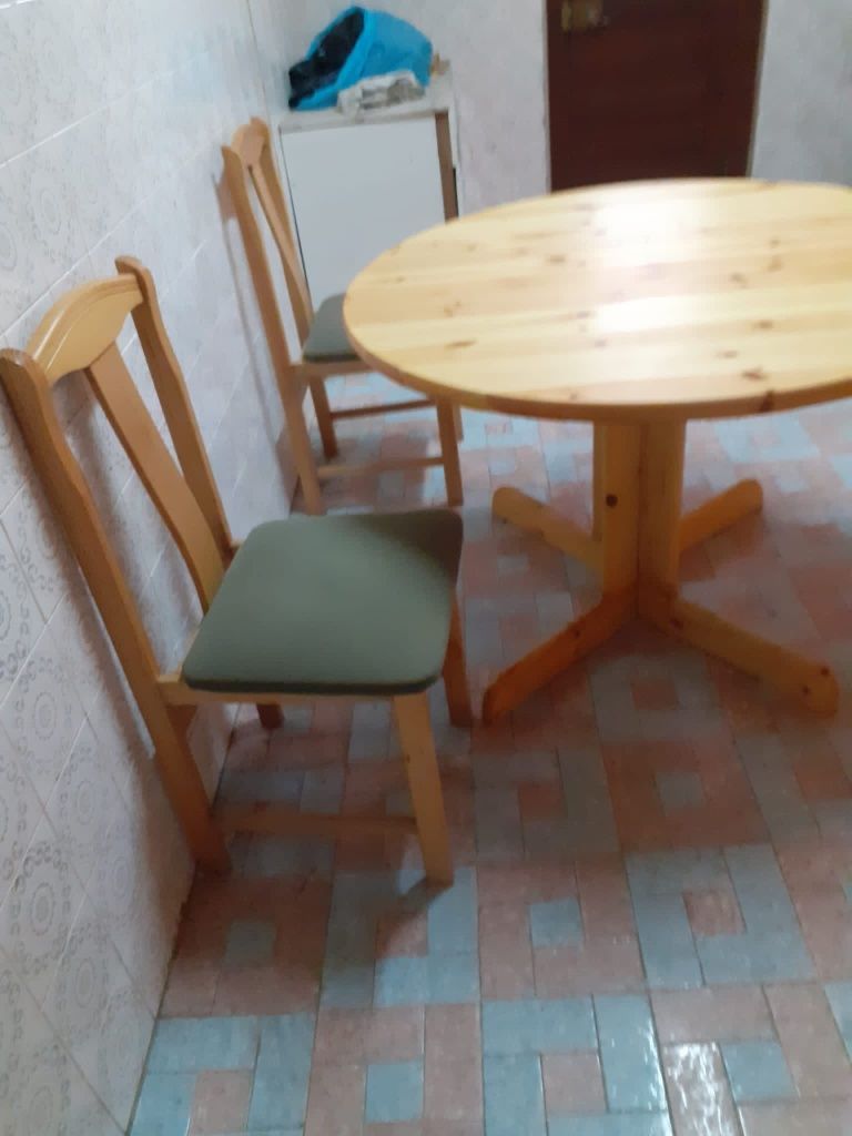 Mesa e 3 cadeiras em bom estado