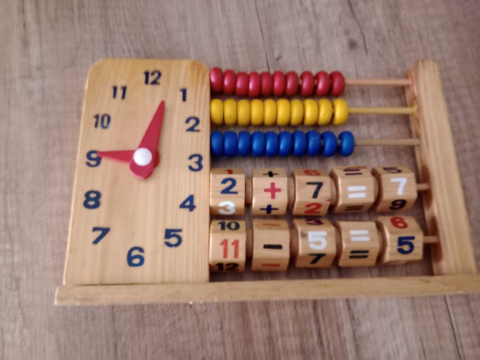 Brinquedo para iniciar matemática, inúmeras operações, e relógio