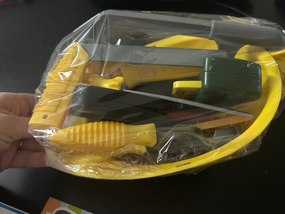 Capacete com ferramentas incluídas 
Horas de diversão garantidas!