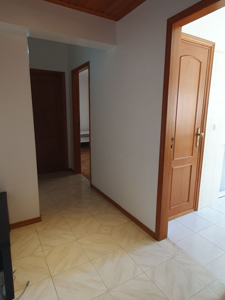 Aluga-se quarto muito espaçoso e com varanda fechada - São Mar