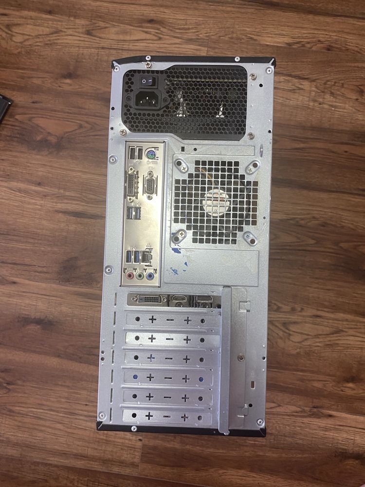 Sprzedam komputer do gier z monitorem