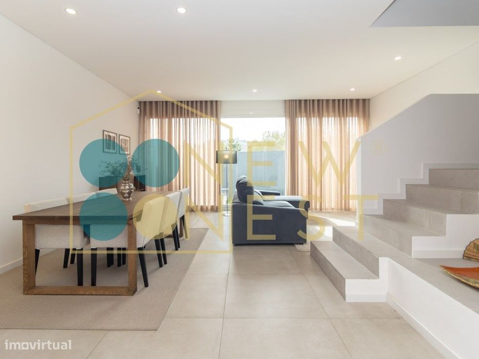 Moradia T3+1 em Banda como Nova com pátio e Vista Castelo de Palmel...