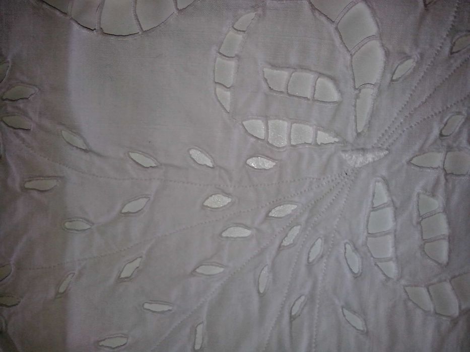 Naperon. Antigo. Dimensão 46 cm X49
