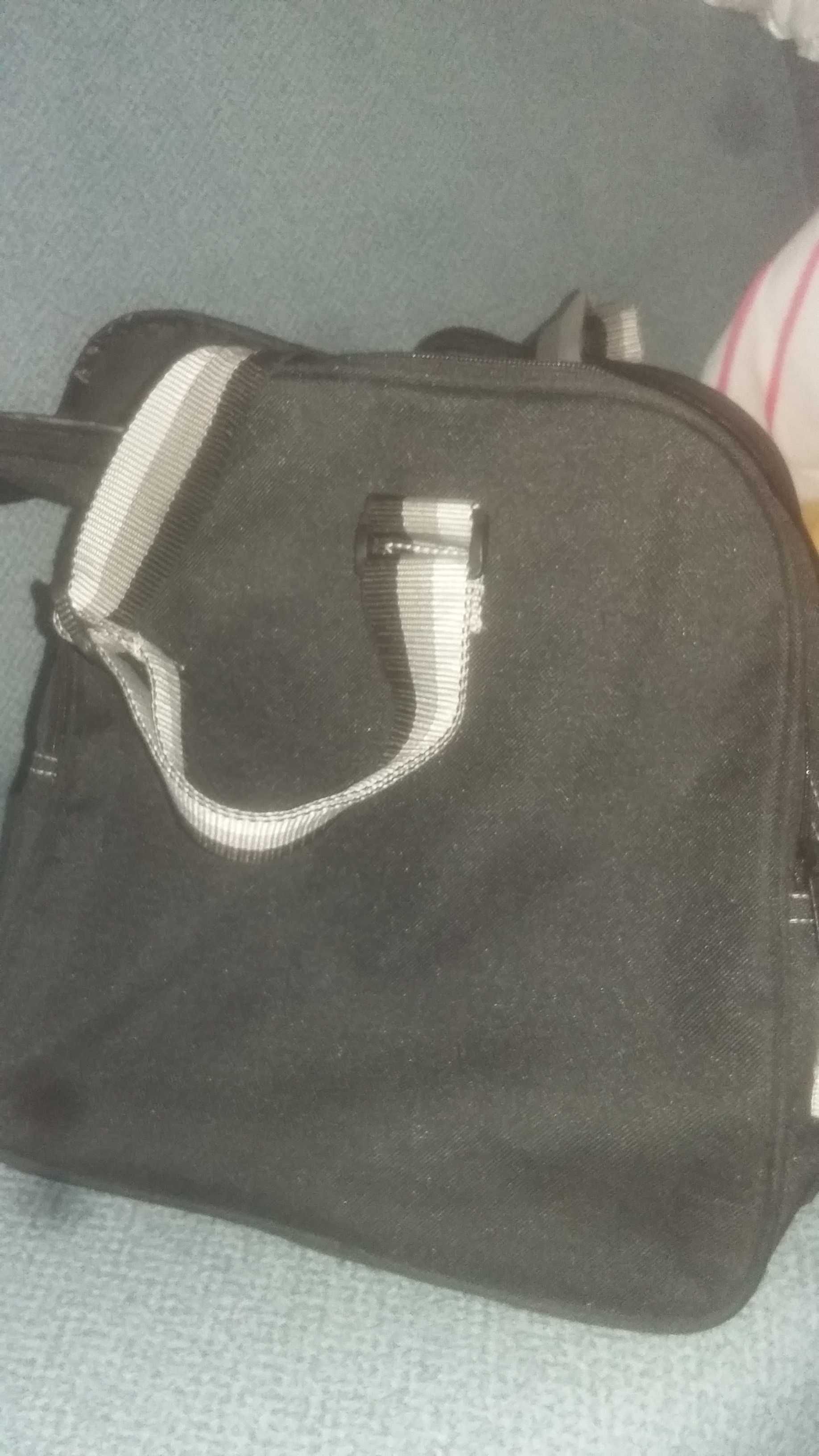 Torba podróżna koloru czarnego