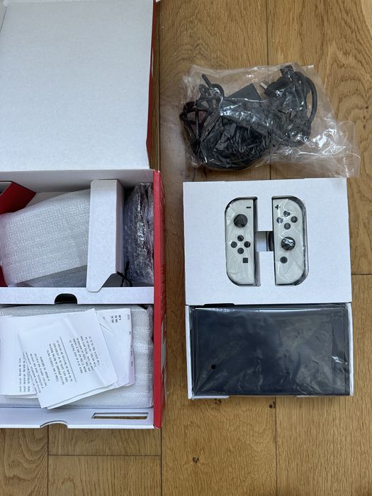 Nintendo Switch OLED + Extras