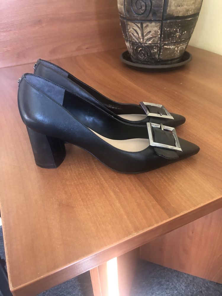 Guess - buty na słupku