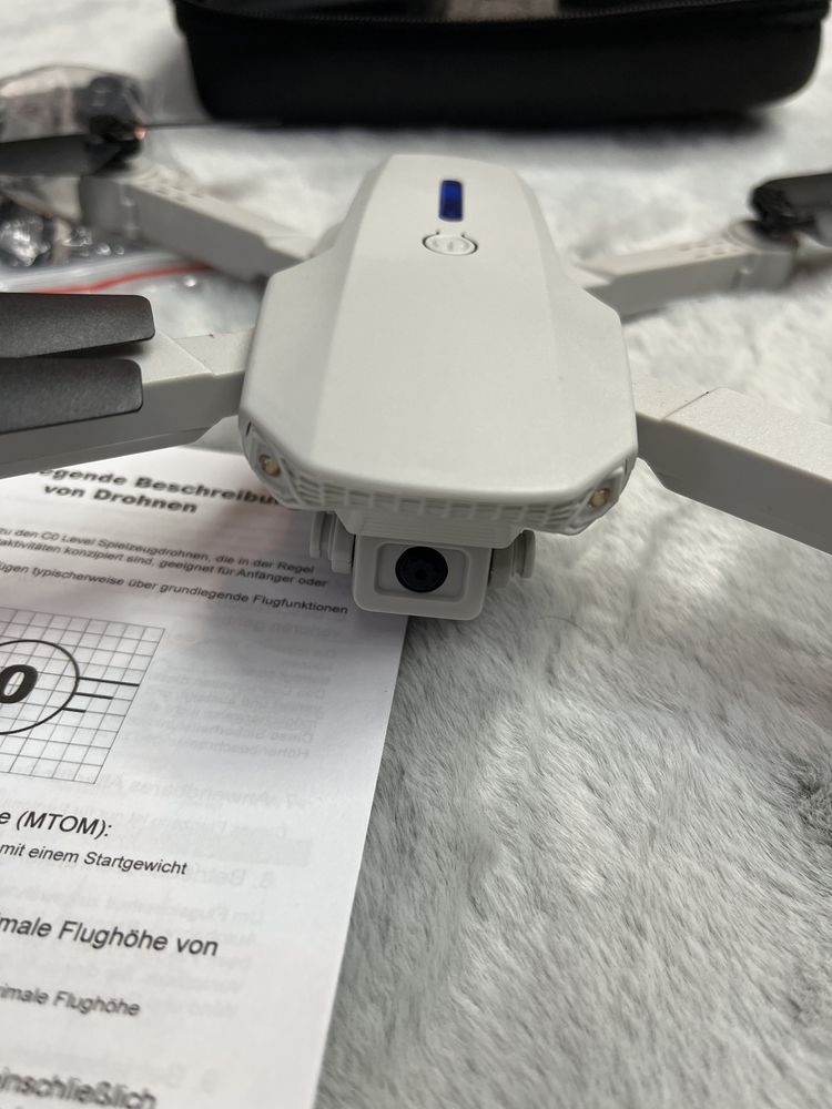 Drone Dorme E88 – Compacto, Dobrável e com Câmera HD