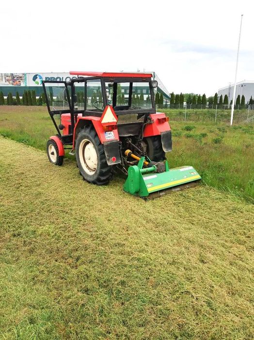 Koszenie trawy kosiarką bijakową