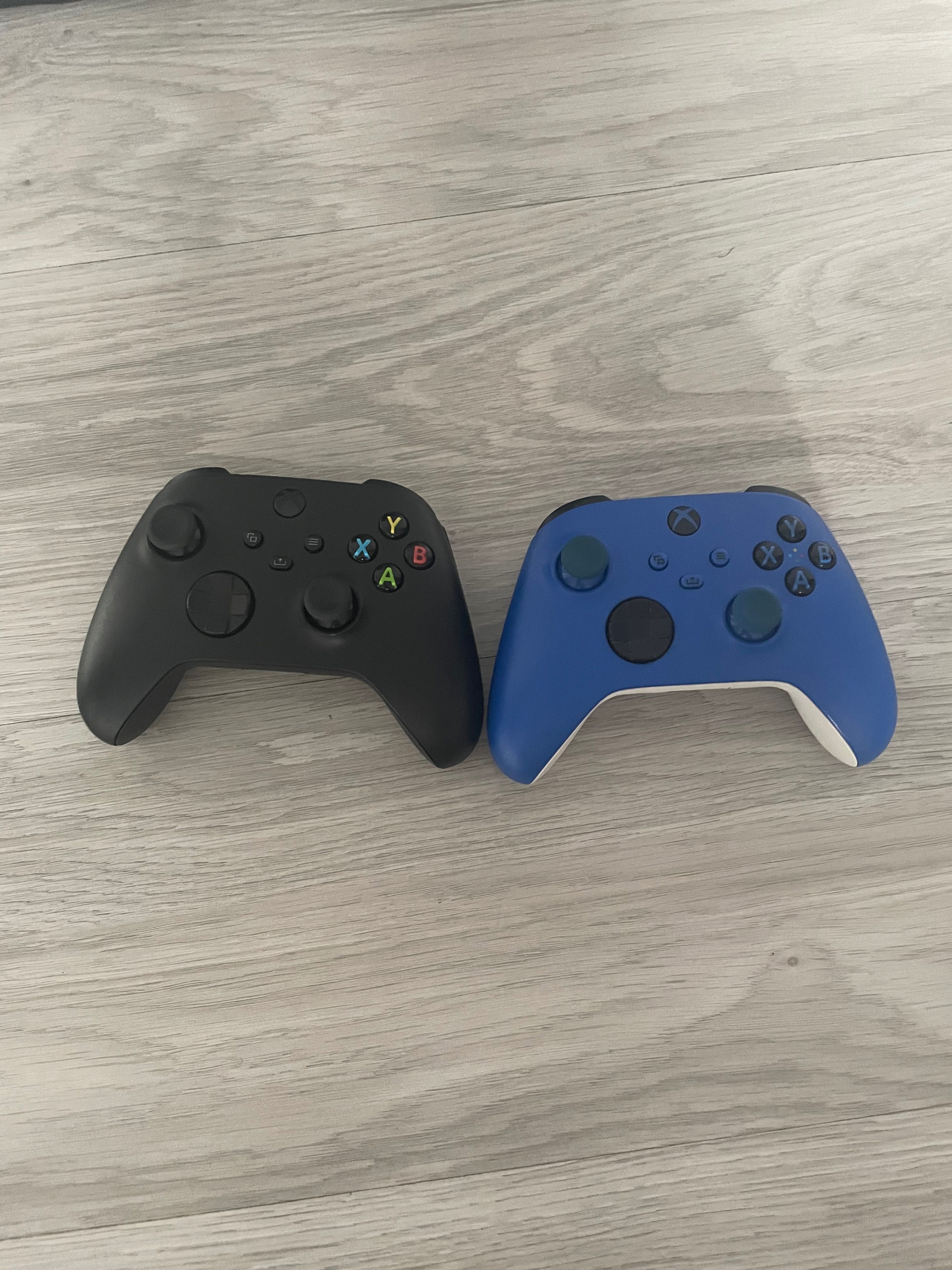 Xbox series x + 2 pady + 3 gry