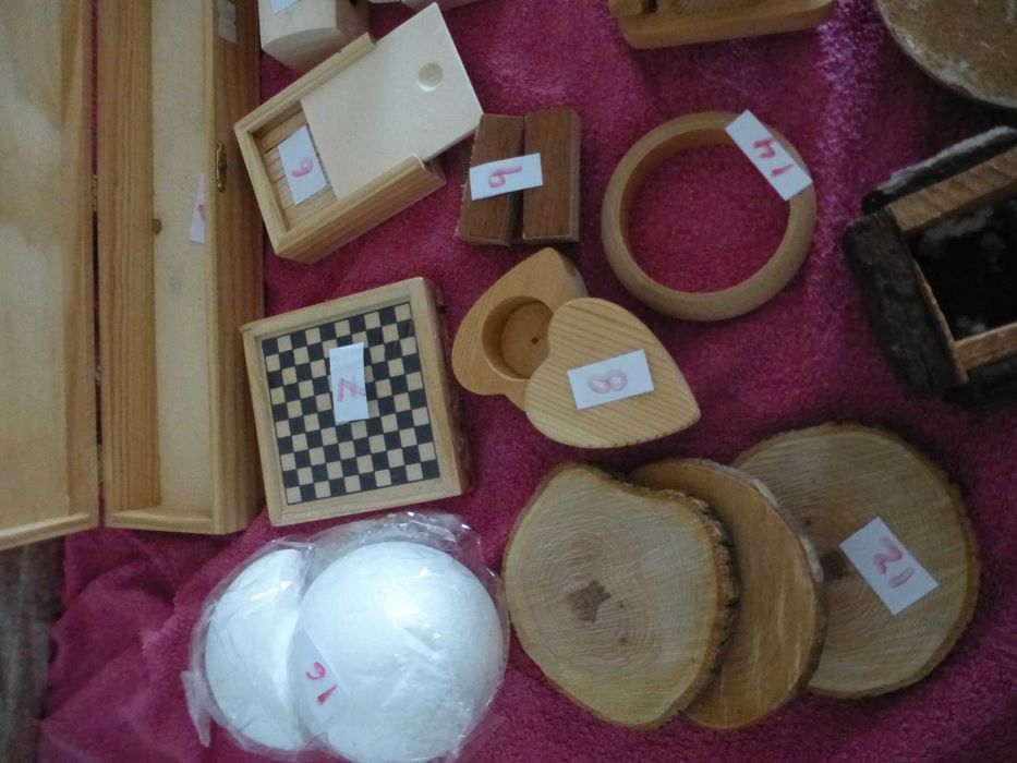 Diversas caixas e materiais para artesanato