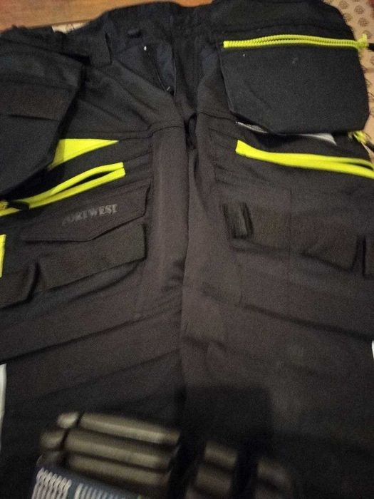 Calças de trabalho Portwest DX440 usadas com joelheiras.