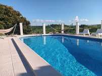 Espaço com piscina para festas