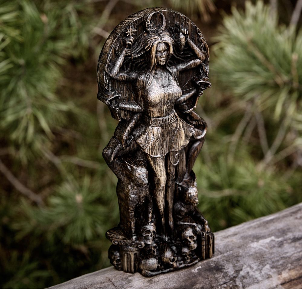 Статуетка з дерева - богиня Геката.