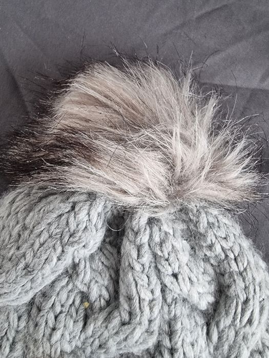 Szara czapka zimowa. Futro ciepły polar popielata beanie pompon DKNY