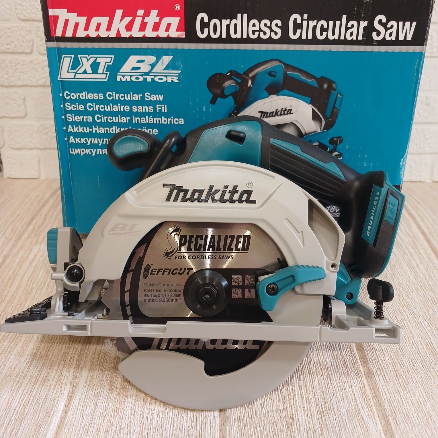 Акумуляторна дискова пила makita dhs680