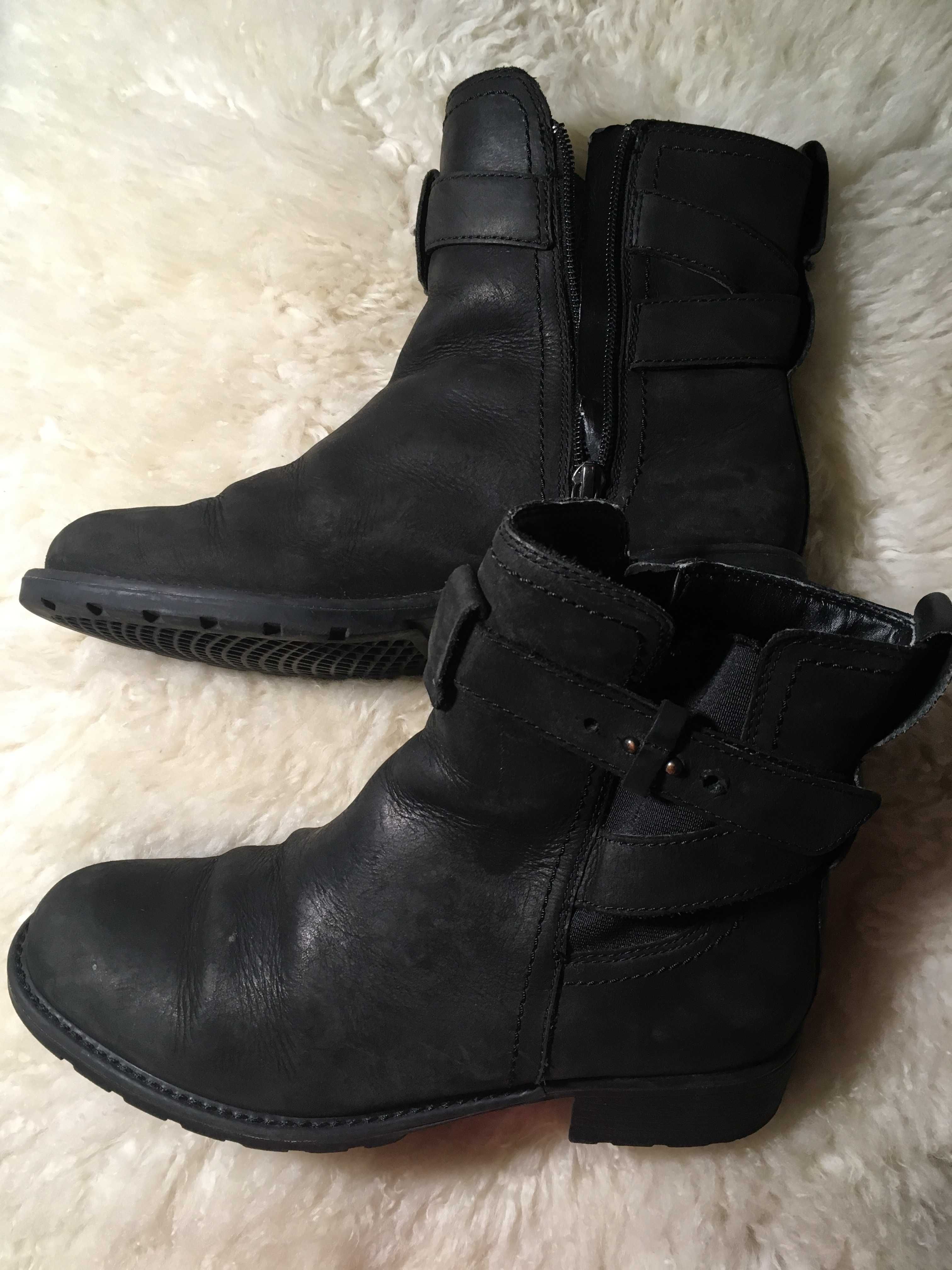 Botas em pele clarks