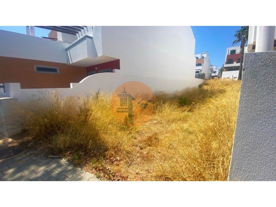 Lote com 115.90 m2 de área total, e 145 m2 de área de construção na...