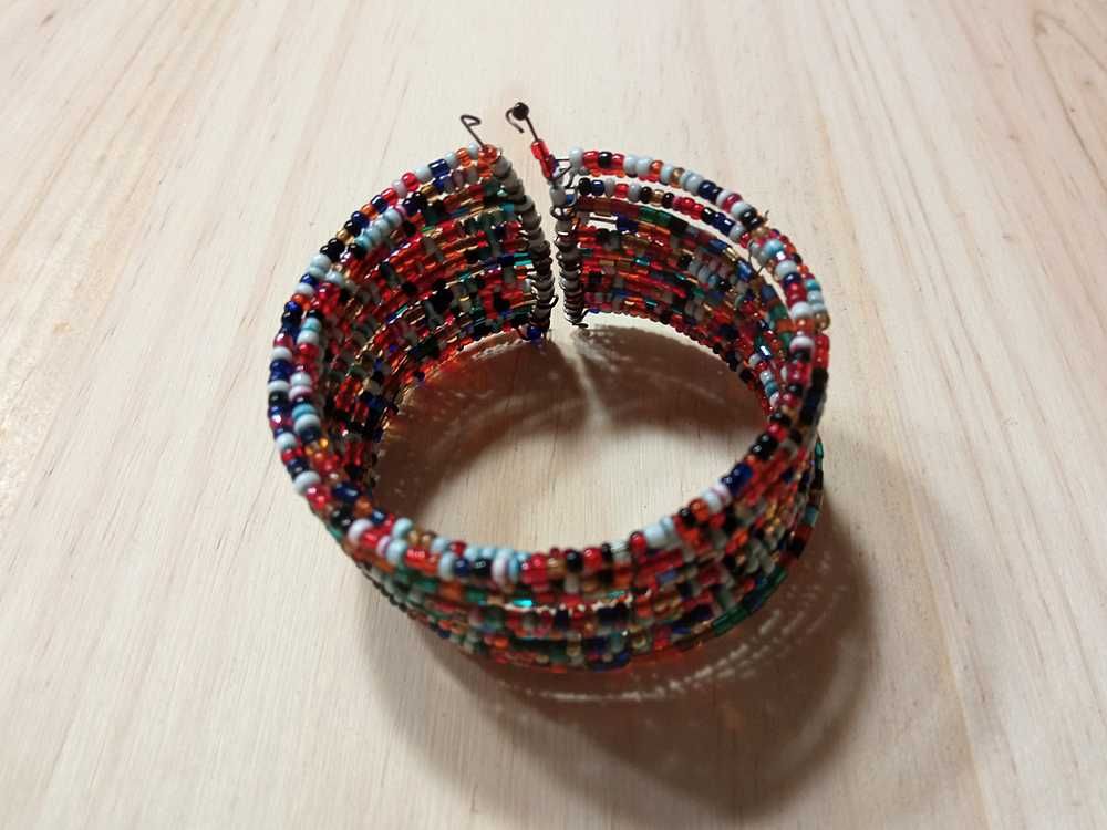 Pulseira Com Contas Azuis e Vermelhas