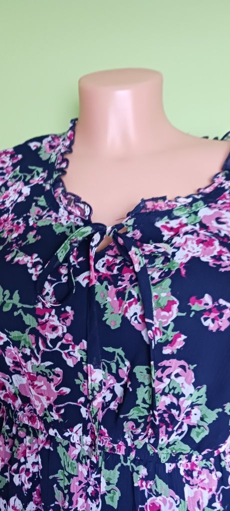 Granatowa szyfonowa sukienka w pastelowe kwiaty Garden Romantic rozm36