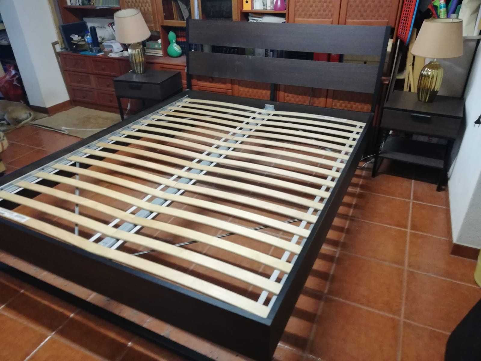 cama com mesinhas de cabeceira e candeeiros