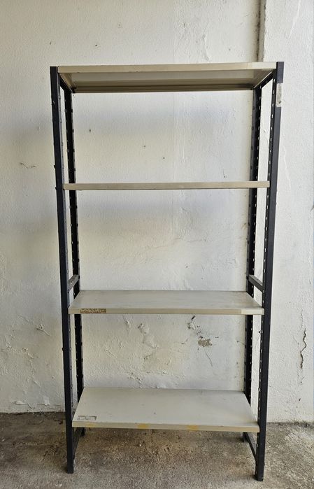 Estantes de arrumação