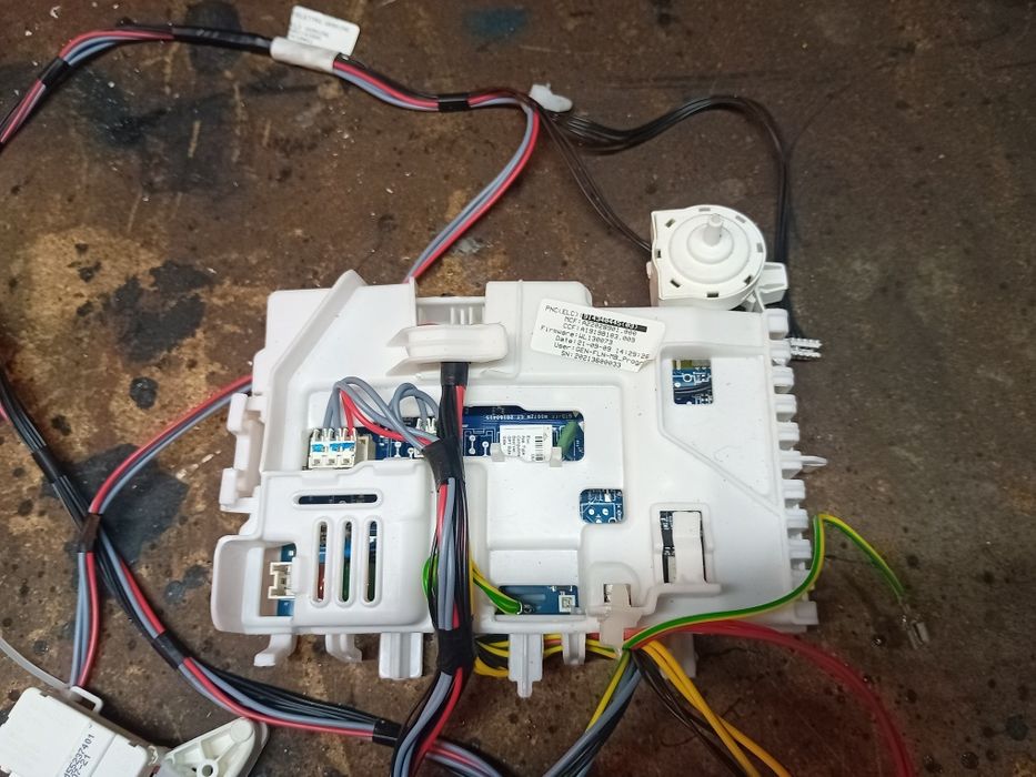 Widoczne na zdjęciu elementy to moduły elektroniczne i okablowanie, pr