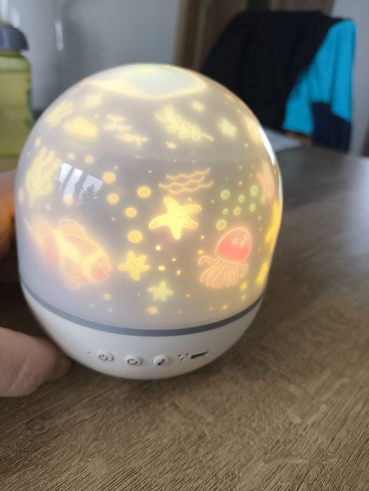 Lampka projektor, różne tła, kręci się i ma kilka melodii.