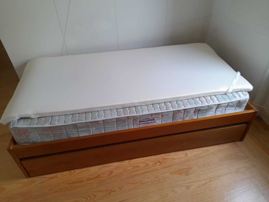 Cama de gavetão em madeira maciça.