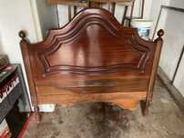 Cama de madeira bom estado