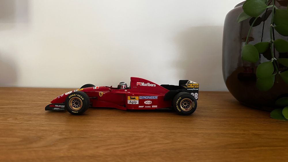 Miniatura Ferrari 412T (1/18) -  Gerhard Berger