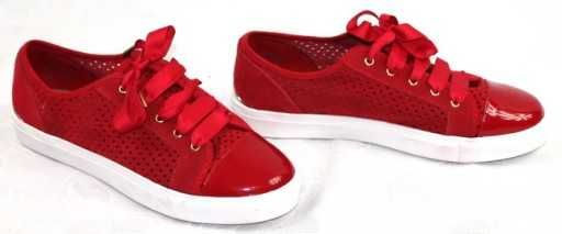 STRADIVARIUS Czerwone skórzane trampki z dziurkowaniem