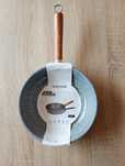Nowa patelnia 22 cm z drewnianym uchwytem od Smukee