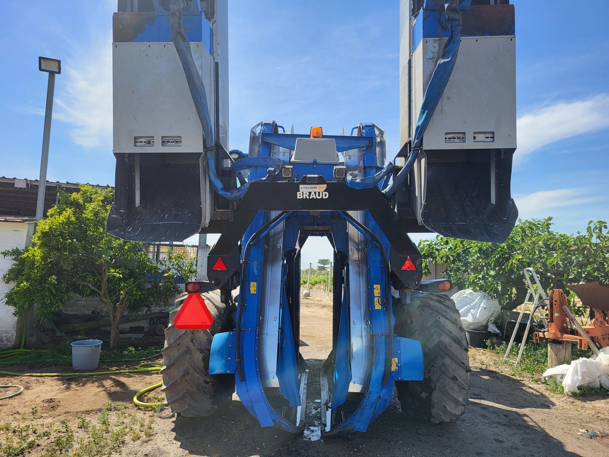 Máquina de vindimar/Olival NEW HOLLAND VX7090