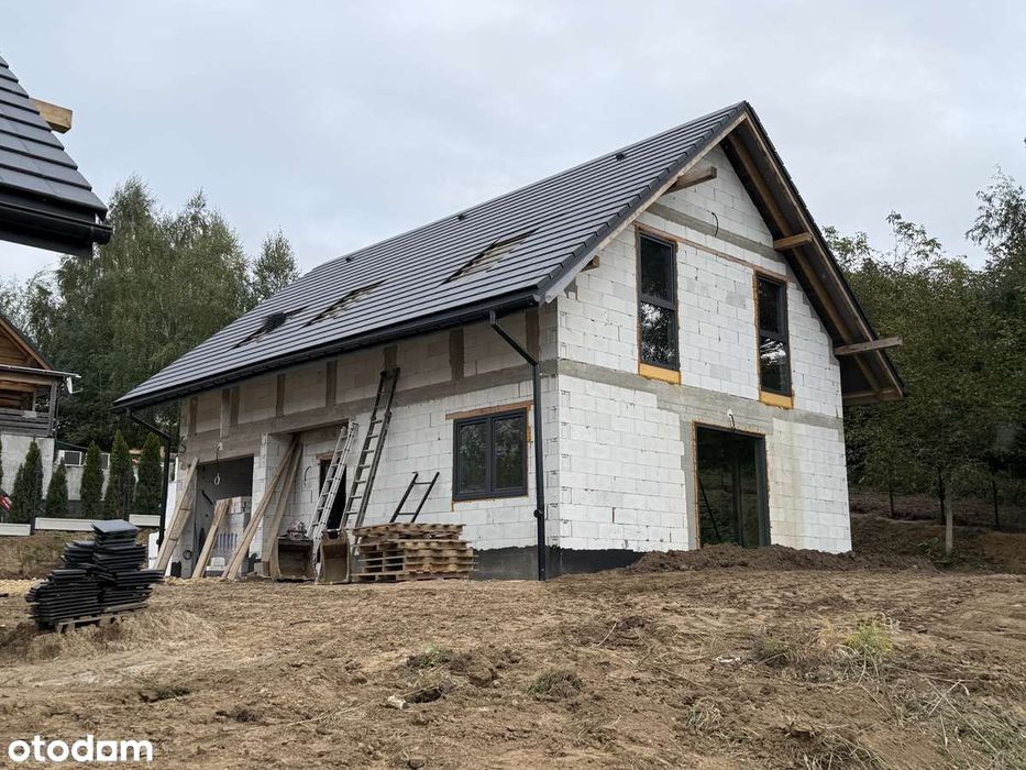 Nowoczesny dom z garażem i piwniczką w cichej okolicy – 6 arów Bibice